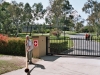 Am Tor zur Schweizer Botschaft in Canberra